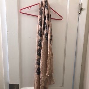 Light pink scarf with gray skulls